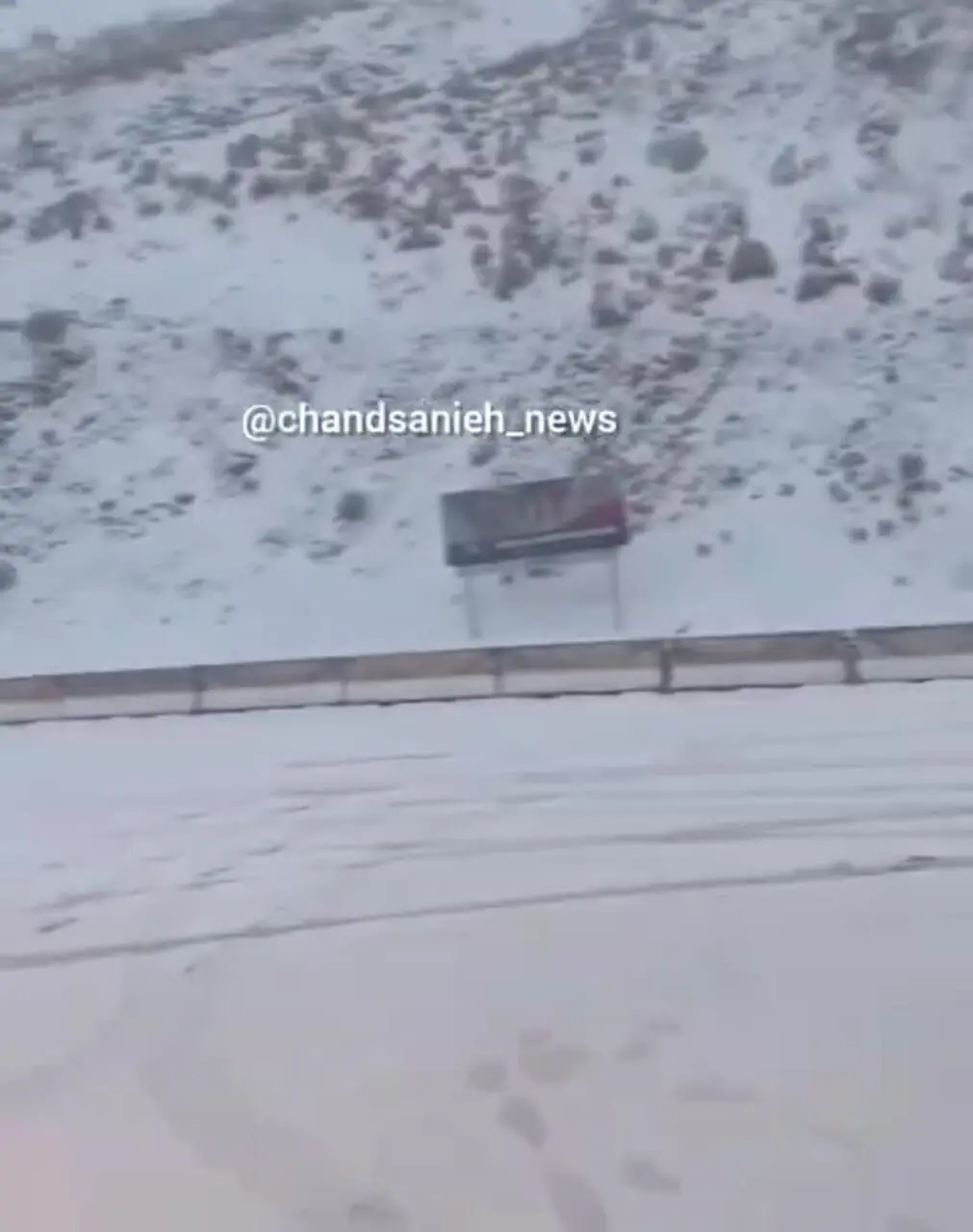 وضعیت بحرانی خودرها زیر بارش شدید برف در جاده چالوس