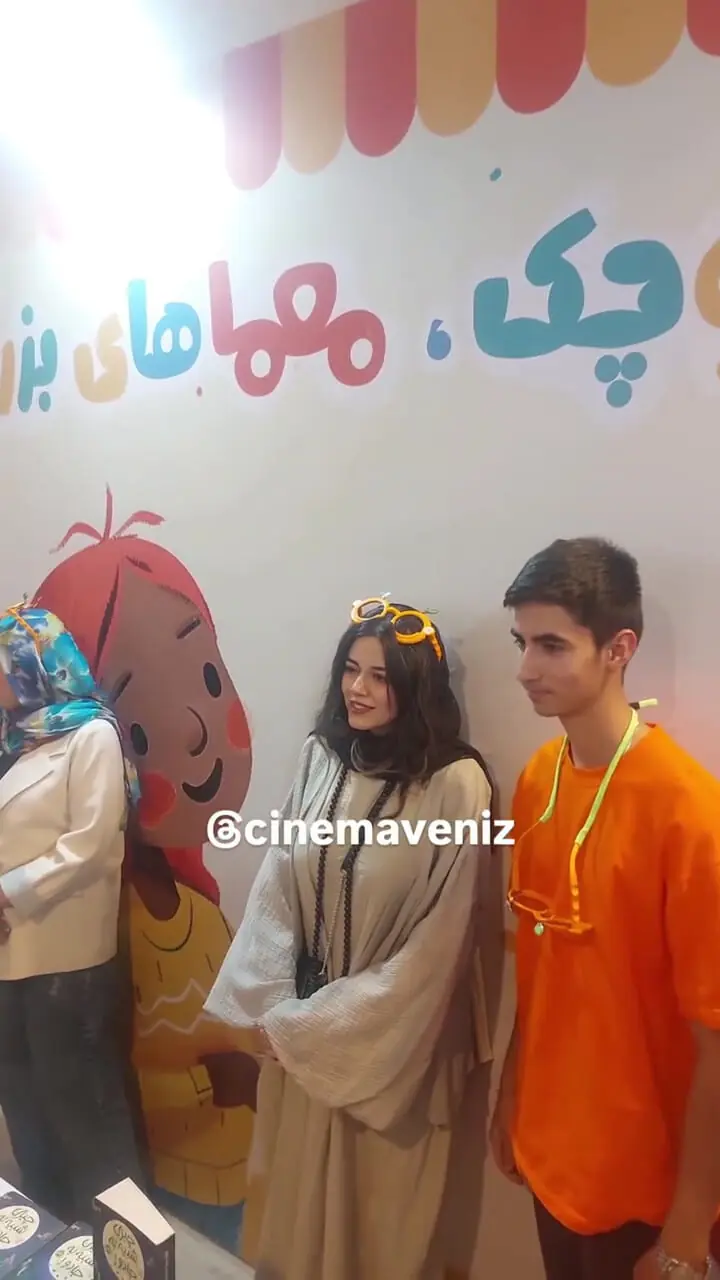 پاپاراتزی ایرانی؛ بازیگر منفورِ جان سخت در نمایشگاه کتاب شکارِ عکاسان شد