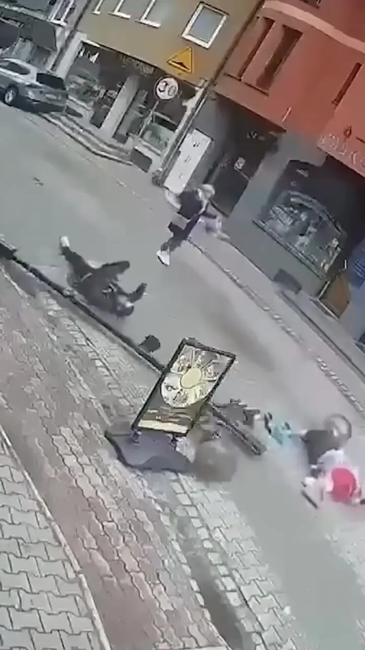 سقوط هولناک چراغ‌برق روی یک زن در پی بی‌احتیاطی یک مرد