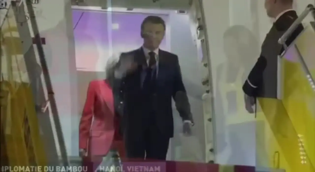 کتک خوردن ماکرون از همسرش سوژه شد