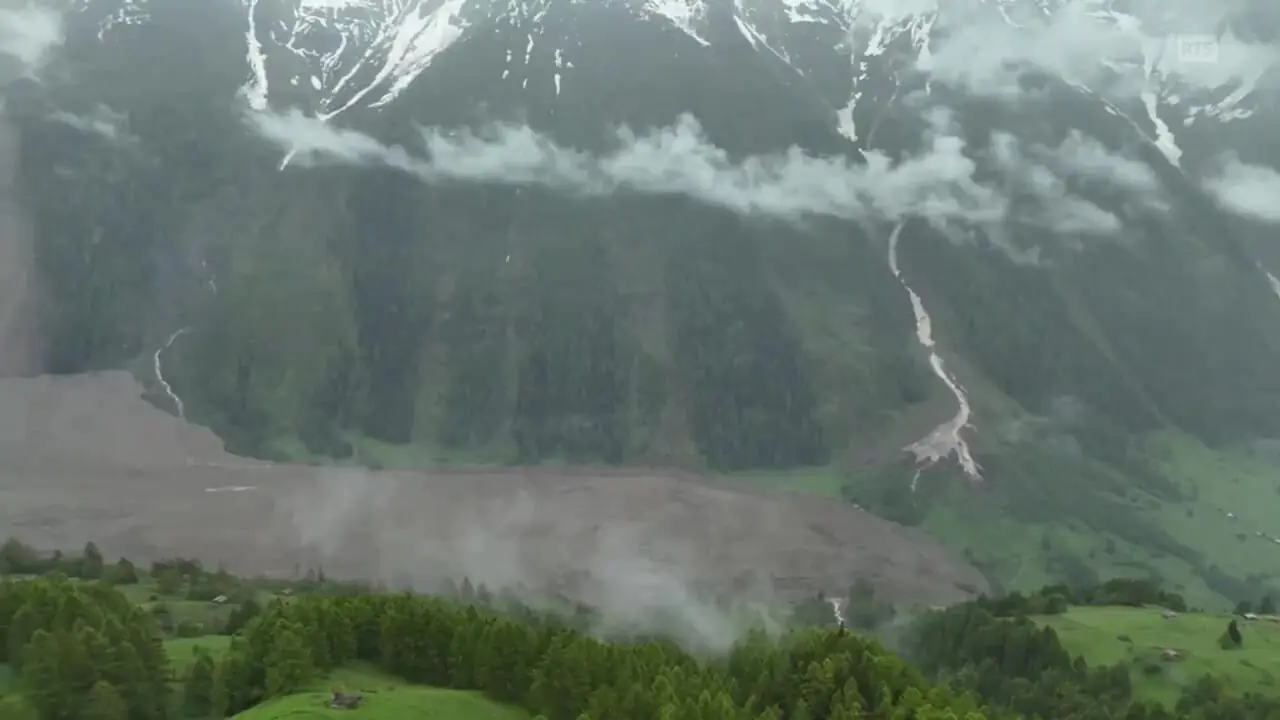 چگونه سوئیسی‌ها جان مردم یک روستای مدفون زیر خاک را نجات دادند؟