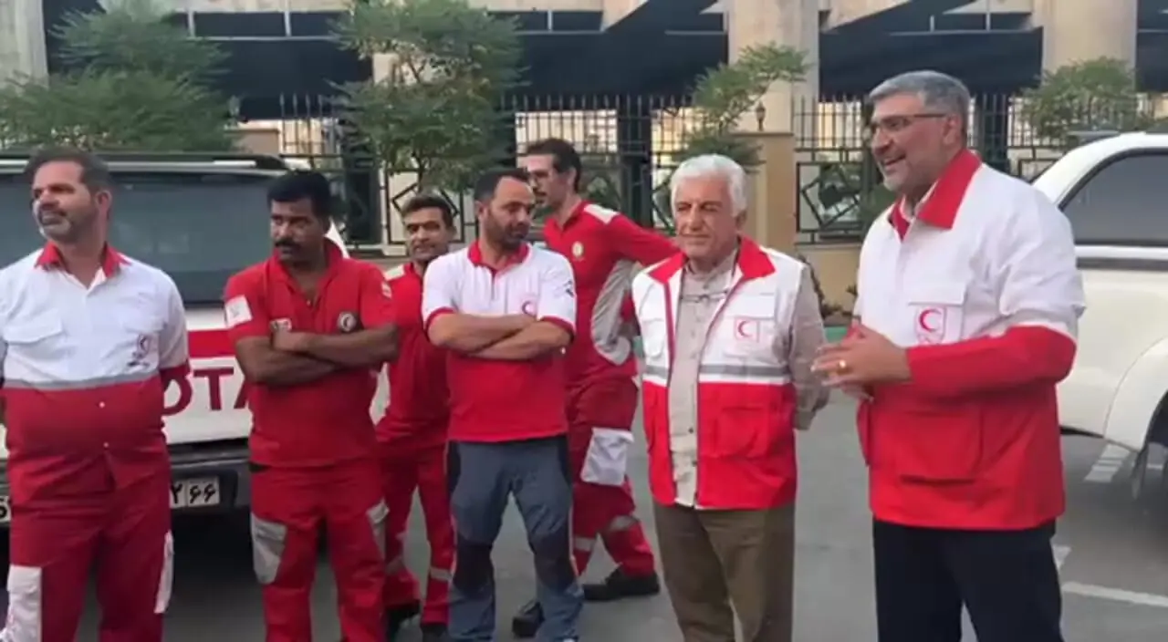 رضا کیانیان به کمک امدادگران رفت