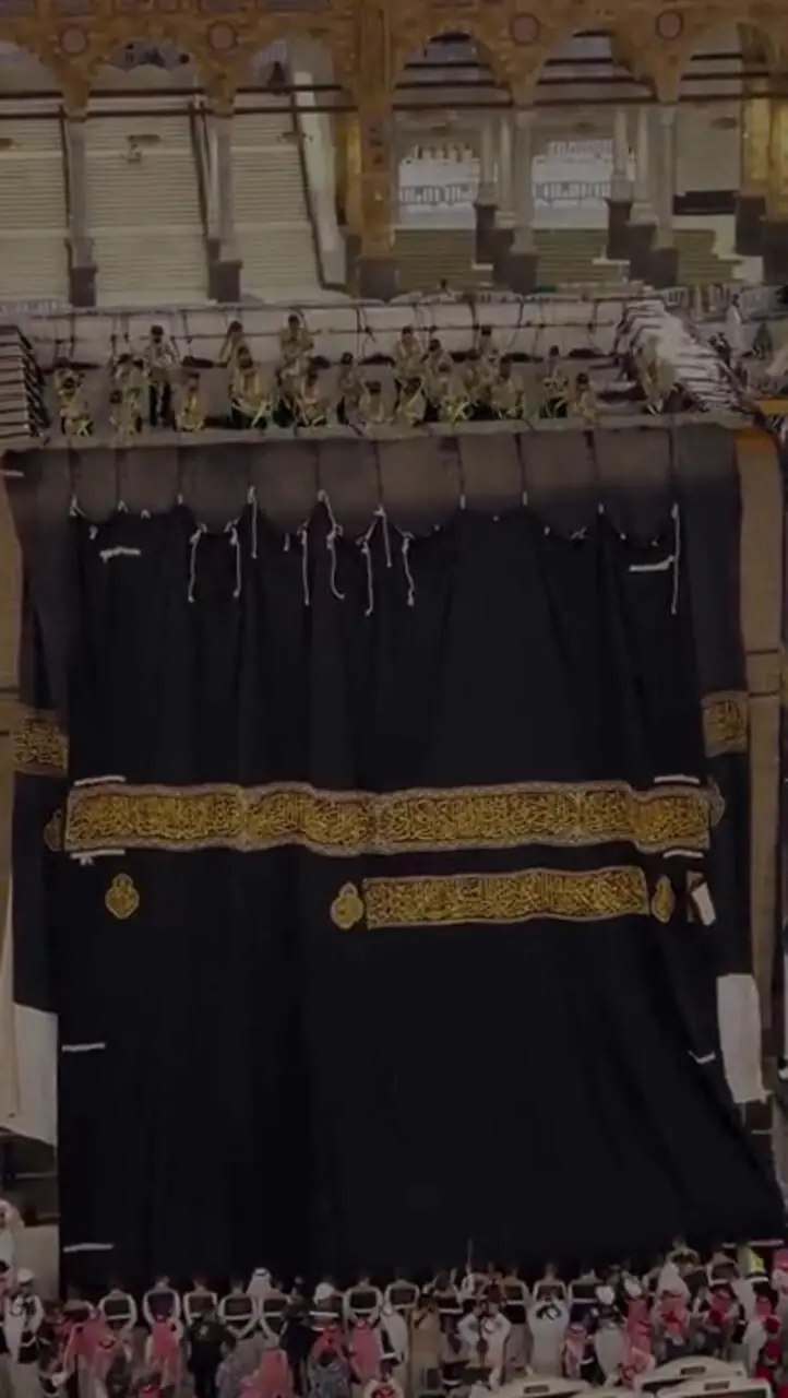 پردهٔ جدید خانهٔ خدا نصب شد