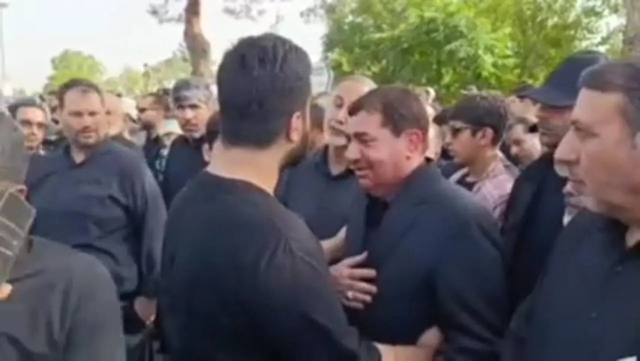 فرزند شهید حاجی‌زاده در آغوش مخبر دستیار رهبر معظم انقلاب در بهشت زهرا (س)