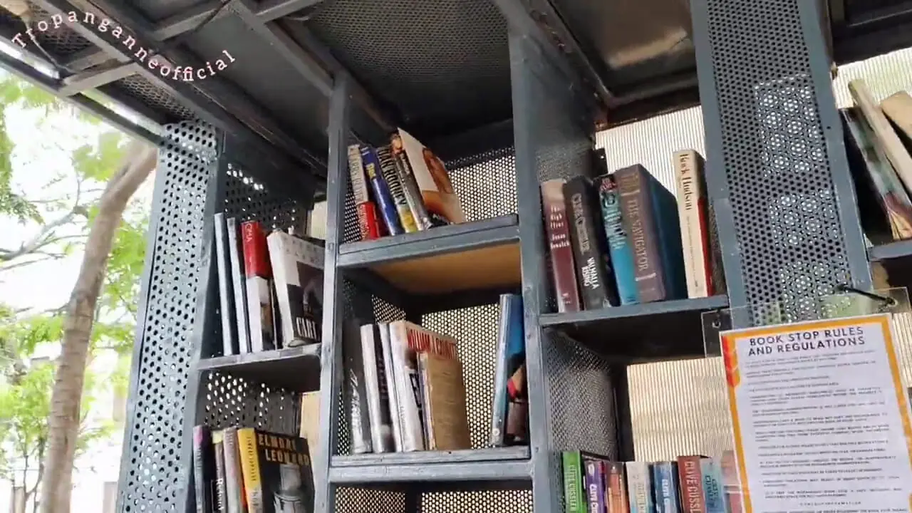 کوچک‌ترین کتابخانه عمومی جهان را ببینید