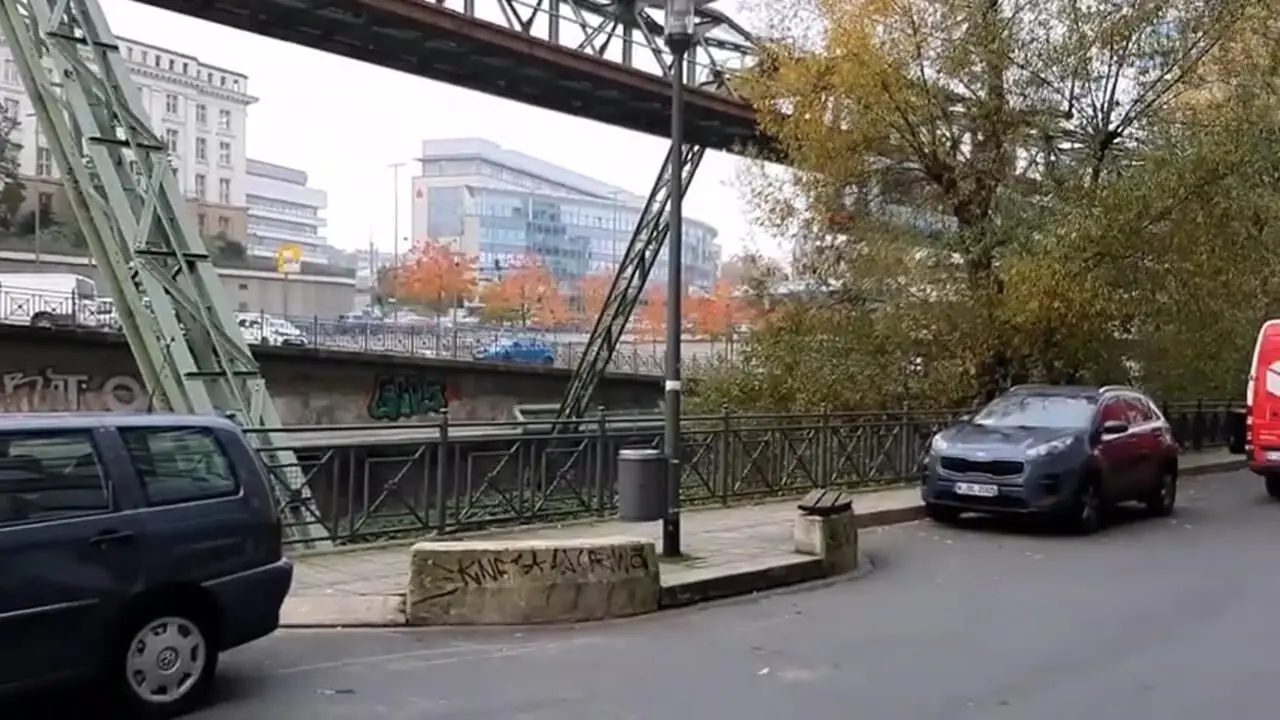 قطار برعکسی که ۱۲۰ سال است بر فراز شهر حرکت می کند!