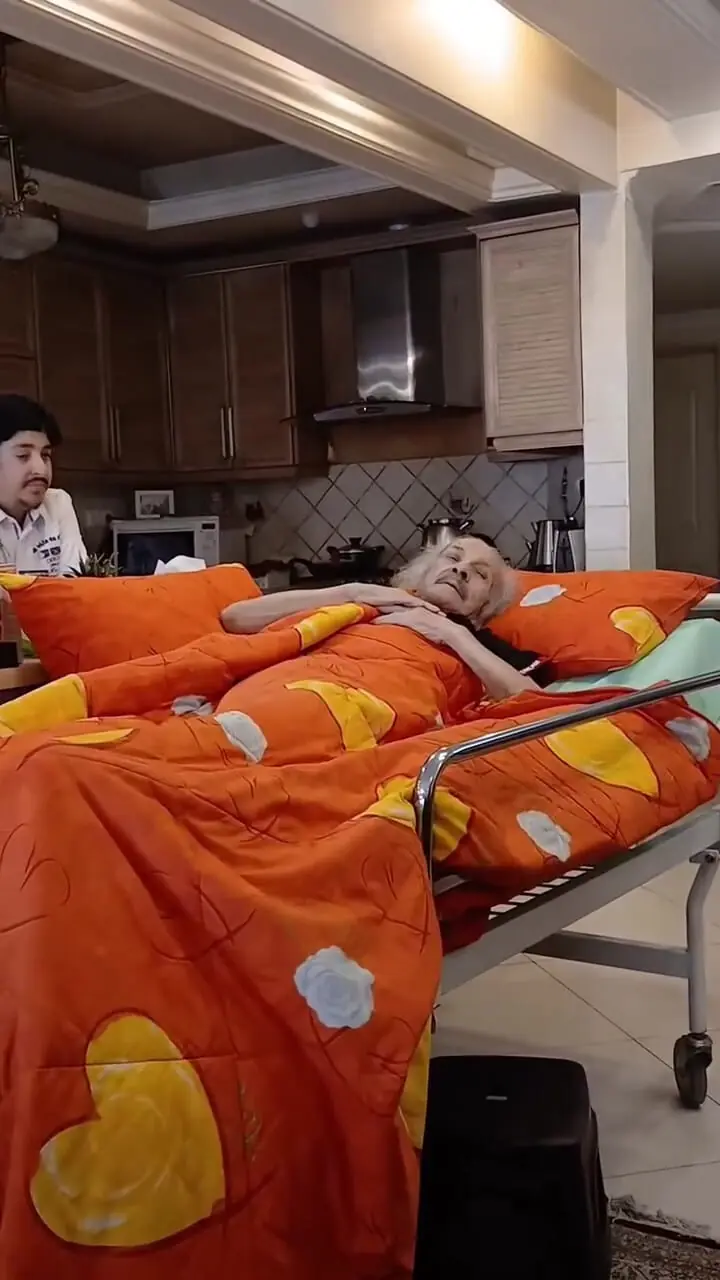 عیادت بازیگران سینما از سعید پیردوست در منزل شخصی‌اش