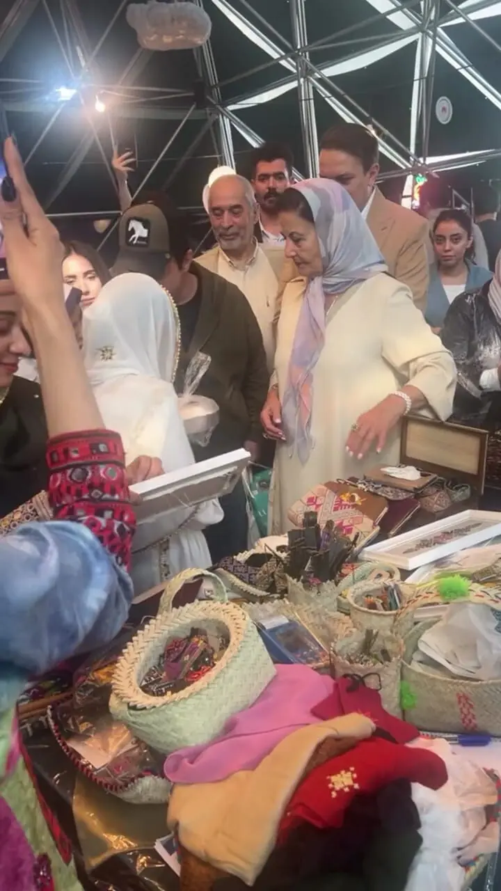 عمو پورنگ در کنار پوری بنایی