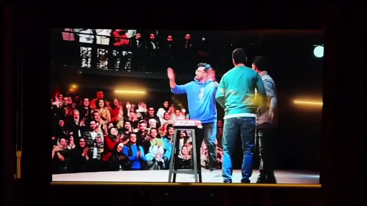 سوپرایز تولد ابوطالب حسینی وسط اجرای زنده با یک شریک غیرمنتظره