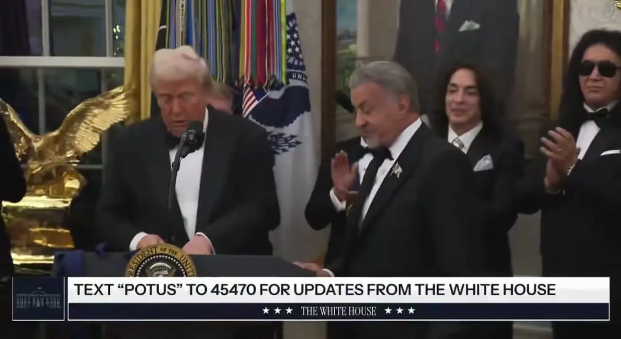 ترامپ مدال افتخار را بر گردن سیلوستر استالونه انداخت