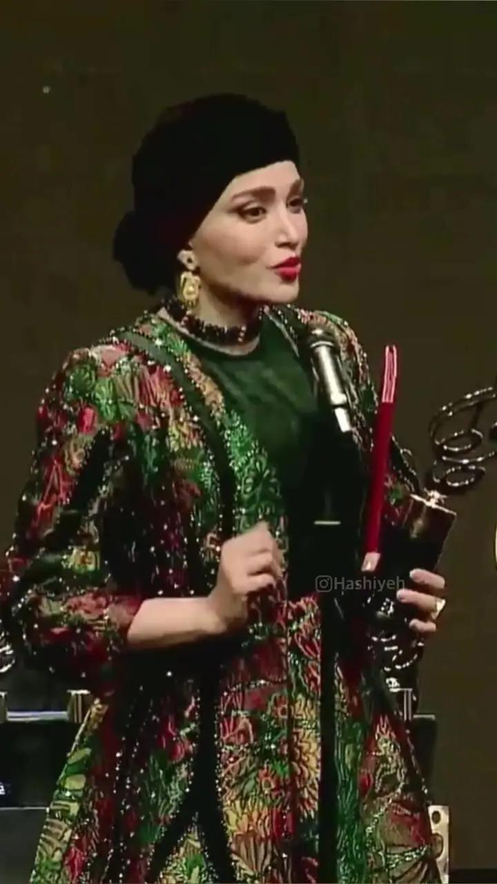 لحظه جایزه گرفتن بهنوش طباطبایی از دستان جواد عزتی در جشن حافظ